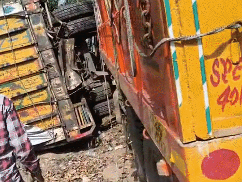 कोडरमा घाटी में ट्रकों की भीषण टक्कर:ओवरटेक के प्रयास में हादसा, प्लाई लदे ट्रक के चालक-खलासी घायल, कोयला लदा ट्रक पलटा