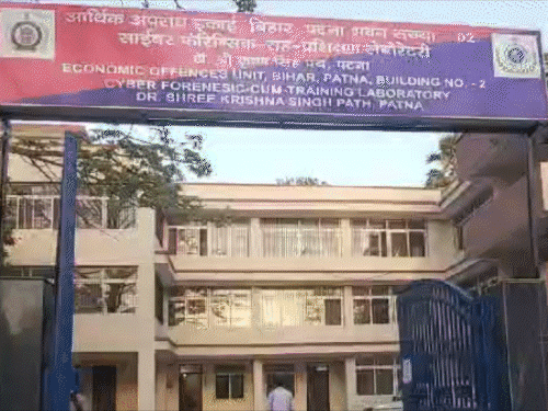 पटना EOU दफ्तर पहुंचे सहरसा DRDA निदेशक वैभव कुमार:पिछले एक घंटे से पूछताछ जारी, 2.41 करोड़ की आय से अधिक संपत्ति का मामला