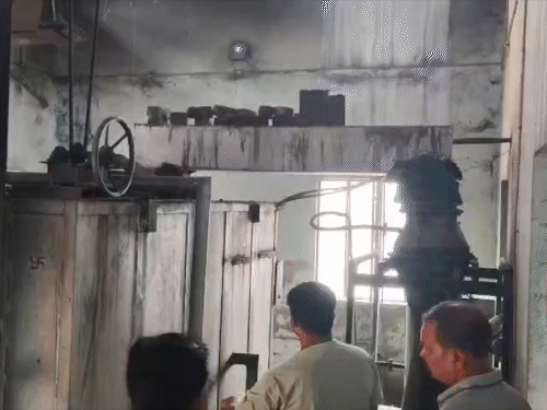 भागलपुर में इलेक्ट्रिक शवदाह गृह केंद्र 6 महीने से बंद:अंतिम संस्कार में लकड़ी का खर्च से 3 से 4 हजार रुपए, आर्थिक रूप से कमजोर परिवार को परेशानी