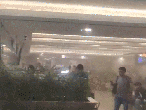 मुंबई एयरपोर्ट के टर्मिनल-1 में आग:रनवे एरिया से धुआं उठा, गेट बंद किए; कुछ उड़ानें रोकी गईं