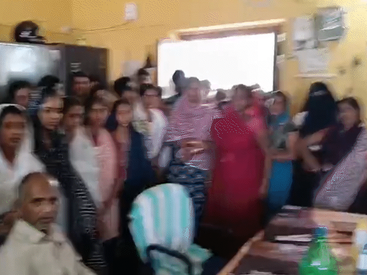 जहानाबाद में नौवीं कक्षा के नामांकन को लेकर हंगामा:अभिभावकों ने प्रधानाध्यापक का किया घेराव, बोले-प्रवेश परीक्षा के बारे में नहीं दी गई थी जानकारी