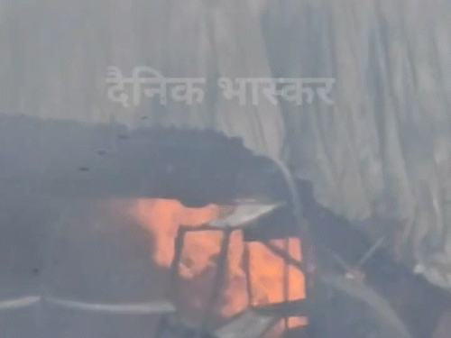धमतरी में बर्तन गोदाम में भीषण आग:2 किमी तक दिखा धुआं,घंटों बाद आग पर पाया गया काबू, 8-10 टैंकर पानी लगे