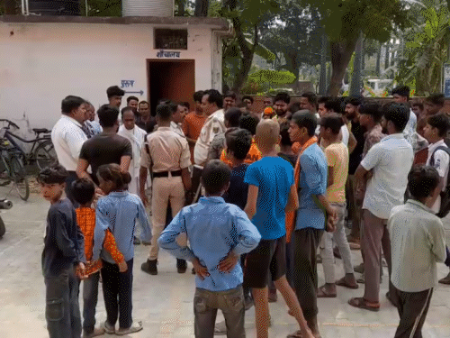 समस्तीपुर के स्कूल में ग्रामीणों ने किया हंगामा:टीचर पर बैड टच का आरोप, लोगों ने पीटा; दो दिन से स्कूल नहीं आई छात्रा