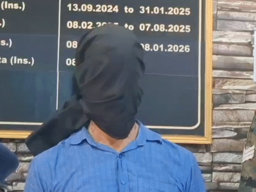 पाकुड़ में अवैध लॉटरी पर पुलिस की कार्रवाई:गोकुलपुर मोड़ स्थित चाय दुकान पर छापेमारी, 210 टिकट के साथ विक्रेता गिरफ्तार