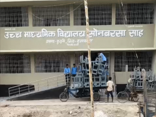 स्कूली बच्चों से बेंच-डेस्क ढुलवाया, VIDEO:मुजफ्फरपुर में सरकारी स्कूल का वीडियो वायरल, DEO बोले- कार्रवाई की जाएगी