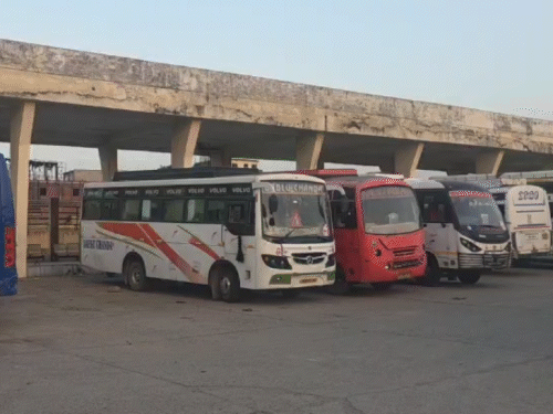औरंगाबाद के रामाबांध बस स्टैंड में सुविधाओं का अभाव:सड़क पर लगती है गाड़ी, दुर्घटना की आशंका; पेयजल, साफ-सफाई की कमी बढ़ी यात्रियों की परेशानी