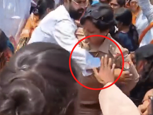 अमेठी में भाजपा के प्रदर्शन में महिला इंस्पेक्टर से अभद्रता:सीने पर हाथ रखकर पीछे धकेला; अखिलेश बोले- ये क्या सम्मान करेंगे