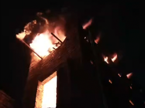 भागलपुर में तीन मंजिला घर में लगी आग:पीड़ित परिवार पर पड़ोसी पर लगाए गंभीर आरोप, धू-धूकर जला सारा सामान; लाखों का नुकसान