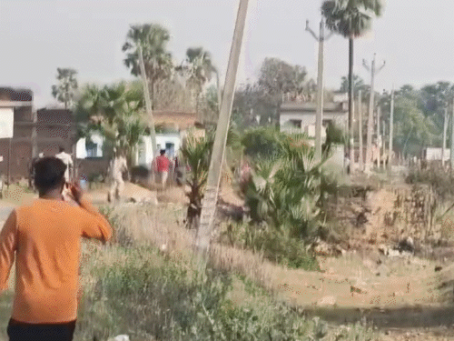 गयाजी में बालू लोडेड ट्रैक्टर जब्त करने पर हंगामा:पुलिस पर पथराव, गाड़ी का शीशा टूटा; उग्र भीड़ पर लाठीचार्ज, हिरासत में 2 उपद्रवी