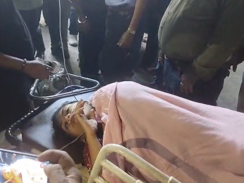 चाईबासा में युवती पर चाकू से हमला, हालत गंभीर:ट्यूशन पढ़ा कर लौट रही युवती, 7-8 बार चाकू से किया वार, आरोपी हुए फरार