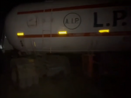 मुजफ्फरपुर में अवैध गैस रिफिलिंग रैकेट का भंडाफोड़:नेपाल नंबर का टैंकर, पिकअप वैन और 54 सिलेंडर जब्त; मौके से तस्कर फरार