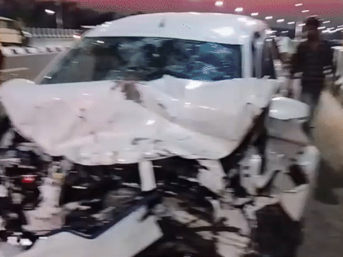 पलामू में दो सड़क हादसों ने ली दो जिंदगियां:दो कारों की टक्कर में पांच घायल; एक की हालत नाजुक, बाइक एक्सीडेंट में युवक मरा