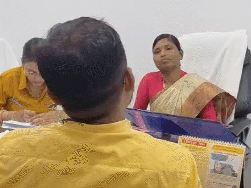 ससुराल में मेहमान से अवैध संबंध बनाते पकड़ी गई बहू:बेटे ने पड़ोसी की बेटी से की थी शादी, अब बहू का दो-दो मर्दों के साथ अवैध संबंध