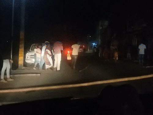 इलेक्शन ऑब्जर्वर बंधक मामला-ऑफिस के 2 गेट बंद किए थे:बाहर हजारों प्रदर्शनकारी जुटे; NIA की जांच शुरू, टीम आज बंगाल पहुंचेगी