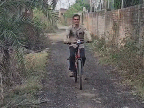 8 हजार में तैयार की इलेक्ट्रिक साइकिल:ट्यूशन जाने में बेटी को होती थी परेशानी, पिता ने गिफ्ट की बैटरी से चलने वाली साइकिल
