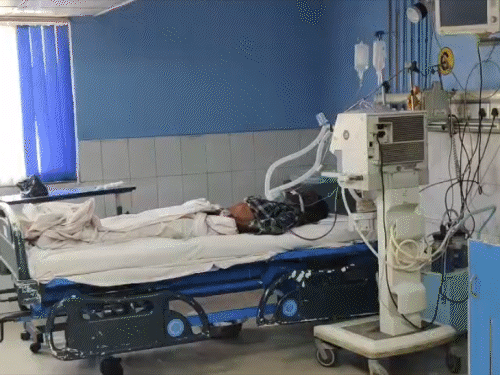 धनबाद में सड़क हादसा, तीन बाइक सवार घायल:राह चलते पीछे से मारी टक्कर, सड़क पर गिरे तीनों युवक, एक के सिर में लगी चोट