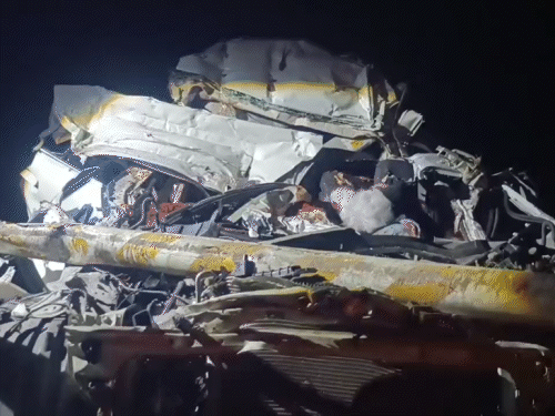 धनबाद से गयाजी जा रहा परिवार खत्म:दनुआ घाटी में ट्रकों के बीच पिस गई कार, एक ही परिवार के पांच की मौत