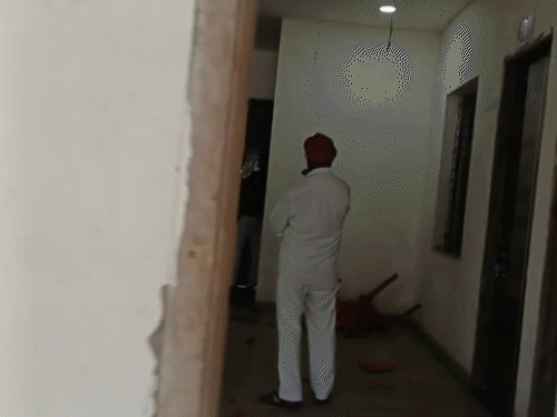 कांग्रेस नेता आपस में भिड़े, एक-दूसरे को पीटा:गिलास तोड़ी, कुर्सियां फेंकी, महासमुंद में PC की सही जानकारी नहीं देने पर हाथापाई, FIR