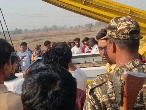 स्कूल बस के खलासी को हाइवा ने रौंदा, मौत:पलामू में बच्चों को बस में बैठाते समय हुआ हादसा, बच्चे सुरक्षित बचे