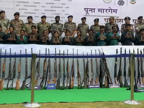 नक्सलियों का छिपाया 7 किलो सोना, 3 करोड़ कैश मिला:बीजापुर में 14 करोड़ का माल बरामद, 31 मार्च को 34 नक्सलियों का सरेंडर