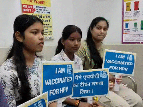 कैंसर से बचाने में भी इंदौर-भोपाल फिसड्डी:इंदौर में सिर्फ 4% किशोरियों को लगी एचपीवी वैक्सीन; 70% के साथ डिंडौरी आगे