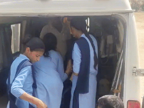 राजपुर स्कूल में गर्मी से 10 छात्र-छात्राएं बेहोश:प्रेयर के बाद बिगड़ी तबीयत, चक्कर खाकर जमीन पर गिरे; फस्ट एड के बाद सभी सुरक्षित