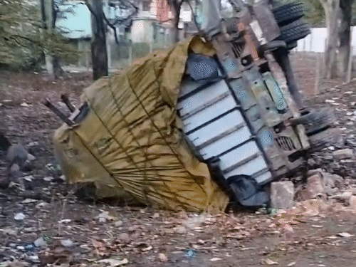 कोडरमा में एक रात में दो सड़क हादसे:नवलशाही में बेकाबू ट्रक नाले में फंसा, माइनिंग कॉलेज के पास ट्रक पलटा