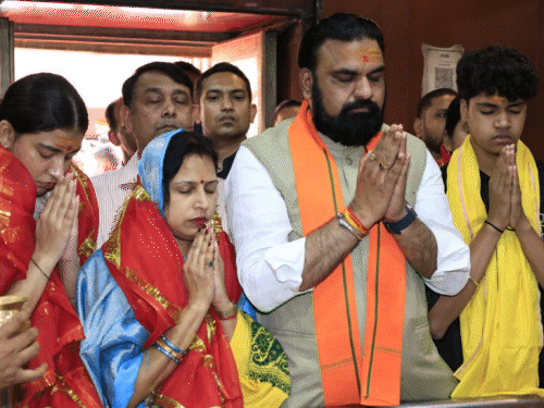 मुख्यमंत्री ने पत्नी-बच्चों के साथ हरिहरनाथ मंदिर में की पूजा-अर्चना:20 मिनट तक गर्भगृह में रहे सम्राट चौधरी, CM को देखते ही कार्यकर्ता जुट गए