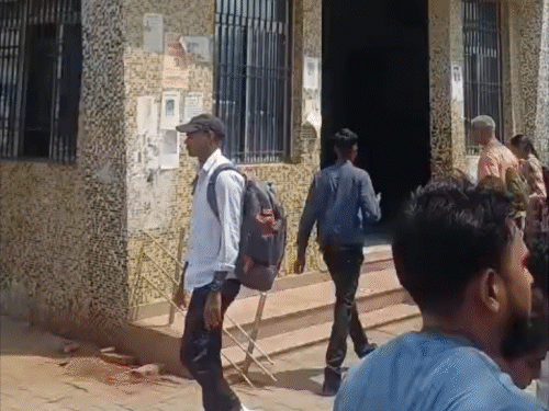 गया जंक्शन पर टिकट की परेशानी, राजधानी-एक्सप्रेस में सीट फुल:वेटिंग 100 के पार; तत्काल भी फेल, काउंटर पर यात्रियों की भीड़