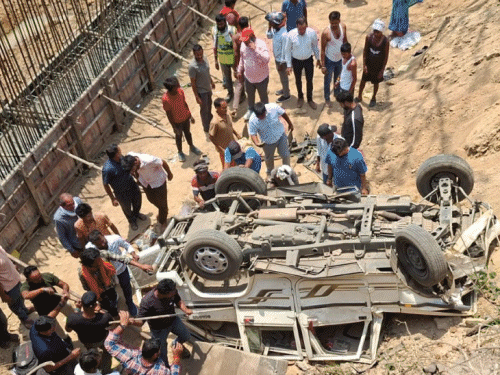 बन रहे पुल के गड्‌ढे में पलटी तेज रफ्तार बोलेरो:लातेहार के चंदवा में 6 लोग घायल, शादी से लौटते समय हुआ हादसा