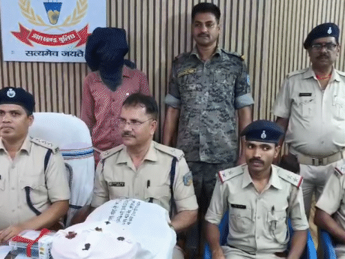 गिरिडीह में दो लूटकांड का खुलासा, एक गिरफ्तार:देवघर से आरोपी पकड़ा गया, मोबाइल-नकदी और गांजा बरामद, अन्य आरोपी फरार