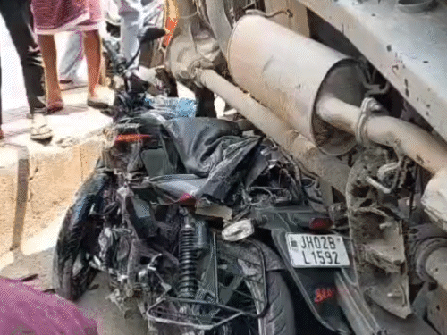 चतरा में मुर्गी वाहन बाइक सवार पर पलटा:महिला व पुरुष गंभीर रूप से घायल, हजारीबाग रेफर, तेज रफ्तार की वजह से हादसा