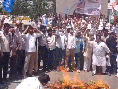 सचिन पायलट के पक्ष में उतरे डोटासरा-जूली और हरीश चौधरी:कांग्रेस नेता बोले- माफी मांगे बीजेपी प्रभारी,यह बर्दाश्त नहीं;टोंक में भी हुआ विरोध