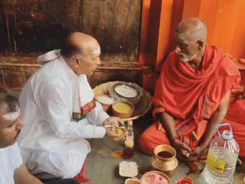 विधानसभा अध्यक्ष रविंद्र नाथ महतो देवघर पहुंचे:बाबा बैद्यनाथ धाम में रुद्राभिषेक कर देश-राज्य की खुशहाली मांगी