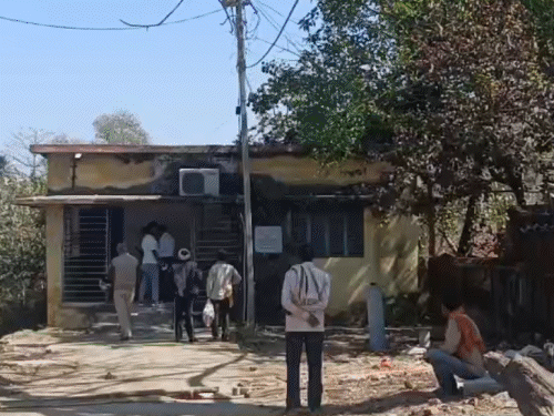 तीन दिन से लापता किसान का शव मिला:कोडरमा में जंगल में पेड़ से लटक रही थी बॉडी मिला, जानवर चराने निकले थे किशोर