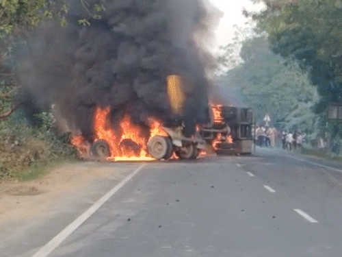 भागलपुर में टक्कर के बाद 2 ट्रकों में लगी आग:ड्राइवर झुलसा, गंभीर हालत में अस्पताल में एडमिट; 2 घंटे तक रोड जाम रहा