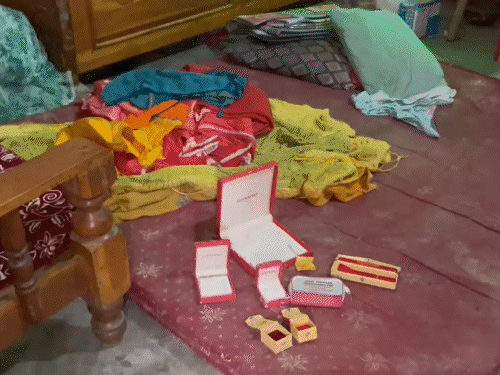 फैशन डिजाइनर के घर से 25 लाख की चोरी:सोता रहा परिवार, गहने-कैश ले उड़े चोर; पीड़िता बोली- अब बेटी की शादी कैसे करेंगे, सब बर्बाद हो गया