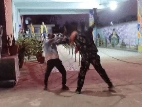 आरा सदर अस्पताल में गार्ड की दबंगई:पैसे मांगने पर सफाईकर्मी की लाठी-डंडे से पिटाई, 5 सेकंड में पांच बार डंडे बरसाए