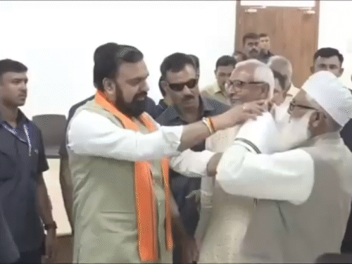 ‘नीतीश टोपी पहन लेते थे, सीएम सम्राट ने नहीं पहना’:जनता दरबार में शख्स ने इस्लामिक कैप मुख्यमंत्री को दी थी, बोले- पता नहीं उनके मन में क्या आया