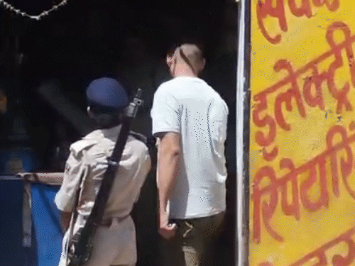 पटना में गैस कालाबाजारी के खिलाफ पुलिस की छापेमारी:कस्टमर बनकर दुकान पर पहुंचे पदाधिकारी, 9 सिलेंडर सहित रिफिलिंग के इक्विपमेंट्स जब्त