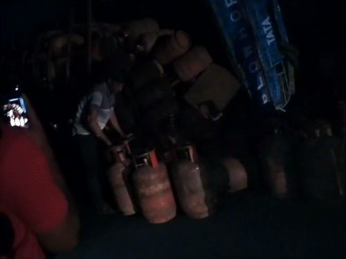 इंडेन गैस सिलेंडर से लदा ट्रक पलटा:गिरिडीह में सड़क पर बिखरे सिलेंडर, चालक घायल, बगोदर से बरही की ओर जा रहा था ट्रक