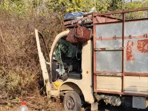 चतरा संघरी घाटी में ट्रक-पिकअप टक्कर, 5 घायल:पांच महीने की बच्ची सहित एक ही परिवार के घायल, पलामू से लेस्लीगंज आ रहे थे