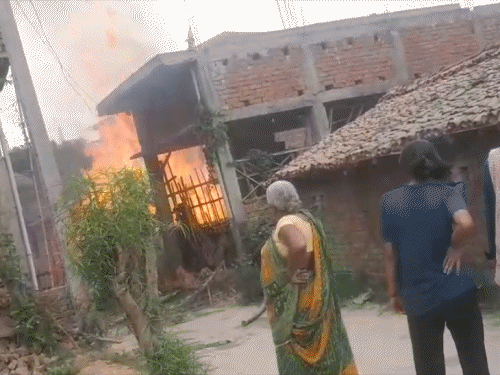 आग लगने से किराना दुकान समेत पांच घर जला:दरभंगा में शॉर्ट सर्किट के कारण हादसा, 10 लाख के नुकसान की आशंका