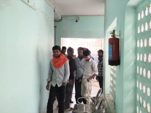 EO का व्यवहार जनप्रतिनिधियों के प्रति तानाशाही पूर्ण-पार्षद:कुदरा नगर पंचायत में तकरार, बैठक में दुर्व्यवहार के आरोप; पुलिस की मौजूदगी में हंगामा