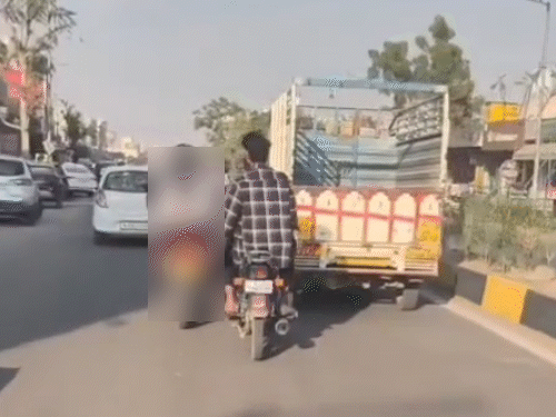 जयपुर में दिनदहाड़े युवती से छेड़छाड़ का वीडियो वायरल:महिला सुरक्षा पर उठे सवाल, टैक्सी-बाइक पर बैठी लड़की के पास आकर युवक ने की गलत हरकत