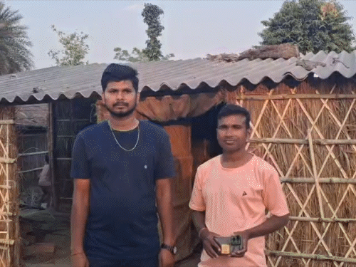 ’80 हजार कर्ज लेकर अबूधाबी से घर लौटा’:वीडियो न बना सके,इसलिए मोबाइल से कैमरा निकाला, 2 महीने की सैलरी फंसी; मुजफ्फरपुर लौटे लड़कों की आपबीती