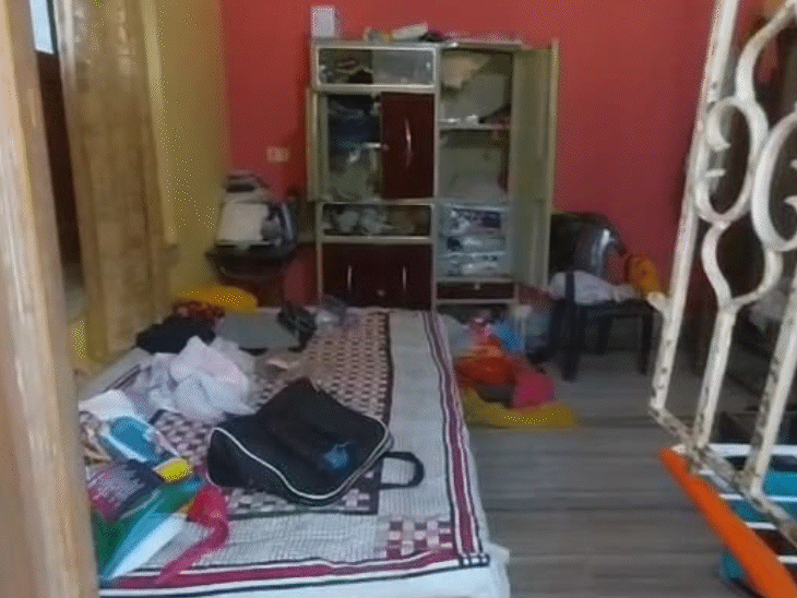 जामताड़ा में बैंक कर्मी के घर चोरी:खिड़की तोड़कर घुसे चोर, सोने की अंगूठी, बालियां ले गए, सोते रह गए परिवार वाले