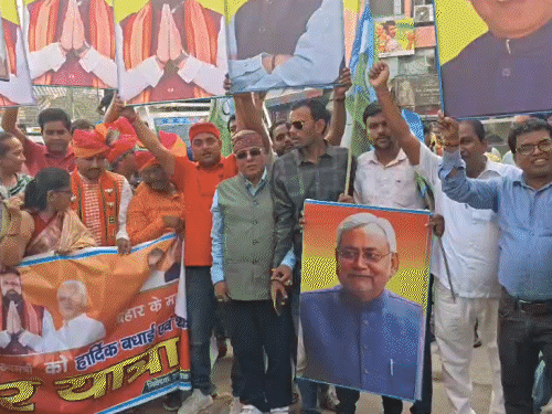 भागलपुर में एनडीए कार्यकर्ताओं ने निकाली आभार यात्रा:सीएम सम्राट के समर्थन में लगे नारे, पूर्व मुख्यमंत्री नीतीश की तस्वीर भी साथ लेकर चले