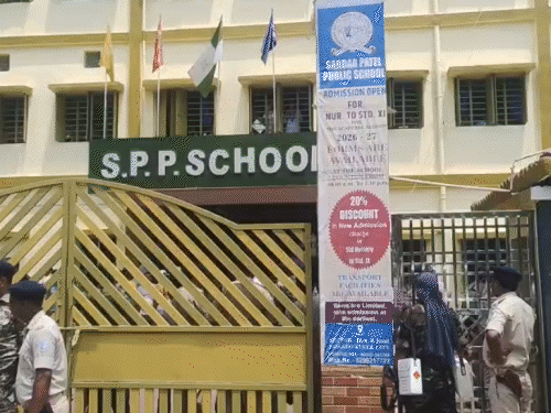 JET परीक्षा में गड़बड़ियों की भरमार:बोकारो में 32 पेपर कम, नागपुरी में दूसरी भाषा के प्रश्न, अंग्रेजी में दो बार पूछा एक ही सवाल