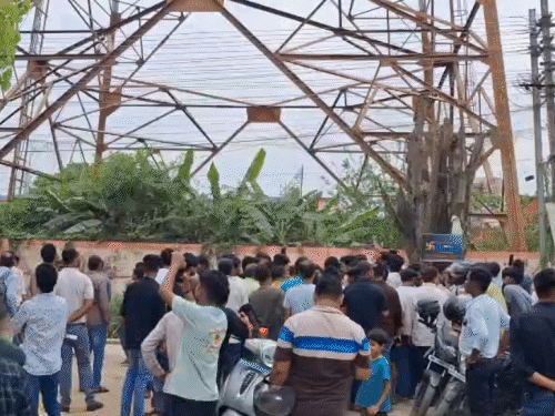 120 मीटर ऊंचे टावर पर चढ़ा आशिक,कहा- गर्लफ्रेंड को बुलाओ:शादी का वादा किया अब मुकर रही है; महाराष्ट्र से उसके लिए बिहार आया